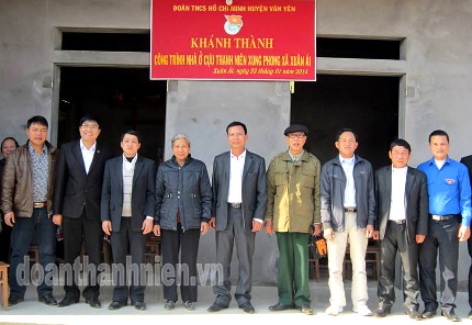 Lê Mạnh Hùng (thứ nhất bên phải) tham dự khánh thành và bàn giao công trình nhà ở cựu TNXP tại xã Xuân Ái